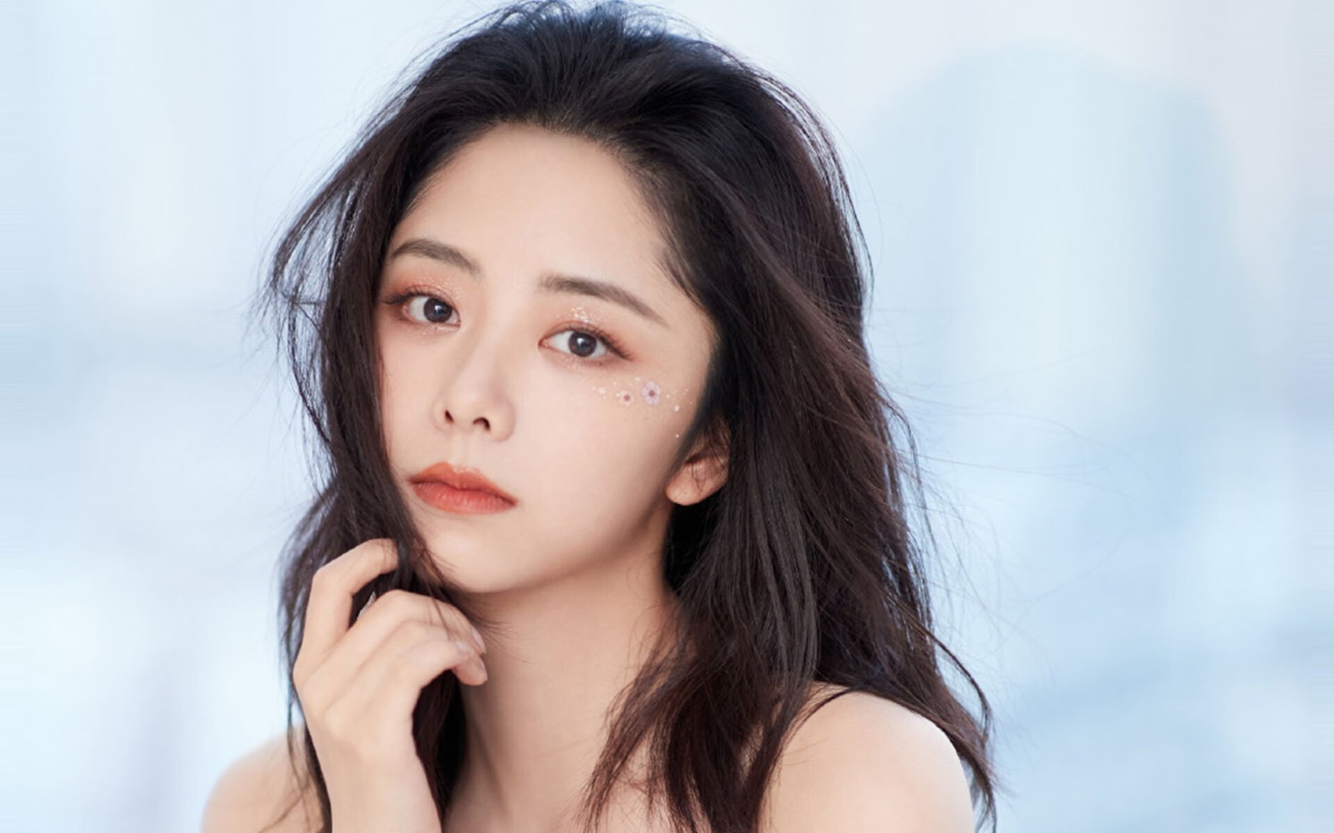 随机切尔西俱乐部主场战胜热刺队，保持不败记录，切尔西大胜热刺