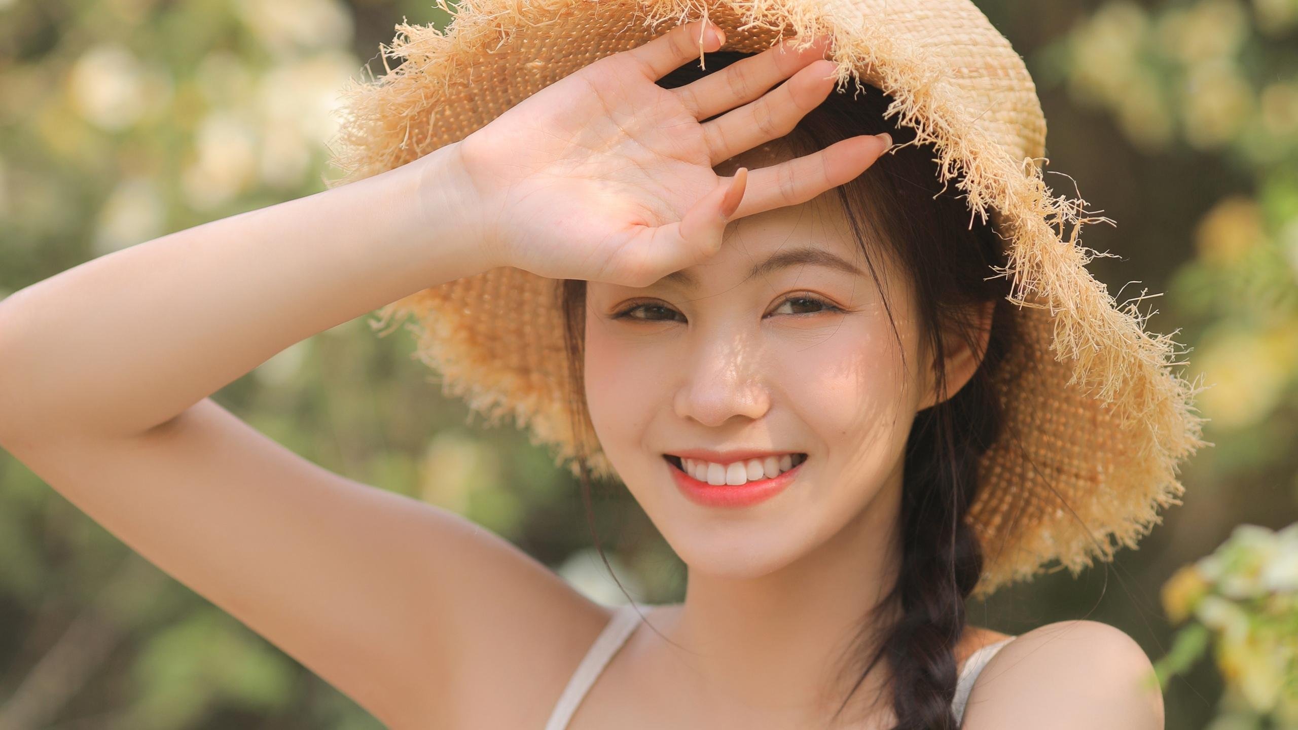 赛场上球队实力强势展现,取得胜利,描述赛场上的球员